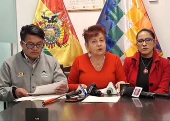 El diputado Renán Cabezas, la exministra Teresa Morales y la concejal Wilma Alanoca.