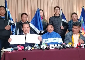 El presidente del MAS Grover García brinda una conferencia de prensa.