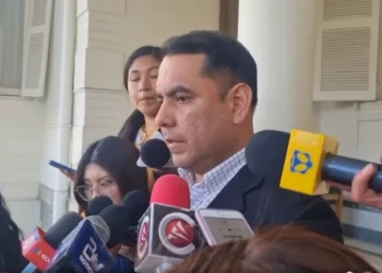 El vocal del TSE, Francisco Vargas, es entrevistado por la prensa.