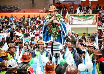 El candidato presidencial Andrónico Rodríguez participa de un acto de proclamación.