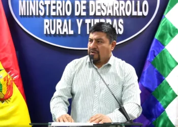 El ministro de Desarrollo Rural y Tierras, Yamil Flores, brinda una conferencia de prensa. Foto: Archivo.