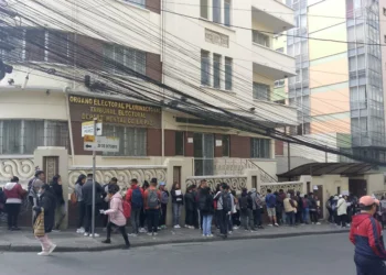 Jurados electorales hace fila en el TED La Paz para excusarse de su deber el 17 de agosto.