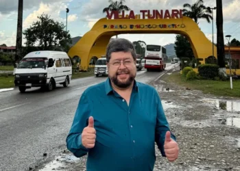 El candidato Samuel Doria Medina se toma una foto al ingreso de Villa Tunar.