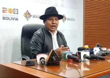 El candidato a vicepresidente Milán Berna brinda una conferencia de prensa.