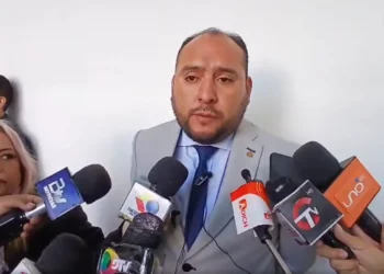 El ministro de Gobierno, Roberto Ríos, es entrevistado por la prensa.
