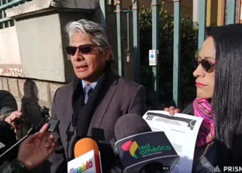 Wilfredo Chávez junto a la delegación evista presenta una carta al TSE.