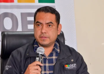 El vocal del TSE, Francisco Varga, brinda una conferencia de prensa.