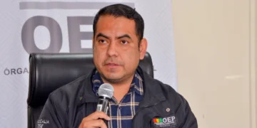 El vocal del TSE, Francisco Varga, brinda una conferencia de prensa.
