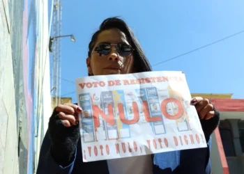 La concejal evista Wilma Alanoca promoviendo el voto nulo para las elecciones generales.  Foto: Archivo.