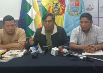 El diputado evista Santos Mamani junto a dirigentes evistas.