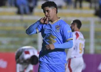 El extremo colombiano Daniel Cataño celebra su gol en su estreno con la casaca celeste (APG).
