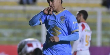 El extremo colombiano Daniel Cataño celebra su gol en su estreno con la casaca celeste (APG).