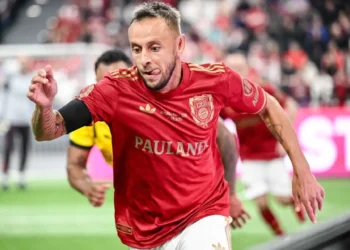 El brasileño Rafinha, en el partido de homenaje a la memoria de Franz Beckenbauer. (FOTO: AFP)