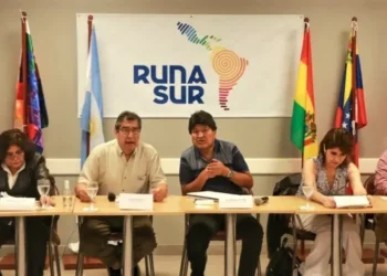 Evo Morales junto a integrantes de Runasur en Argentina.