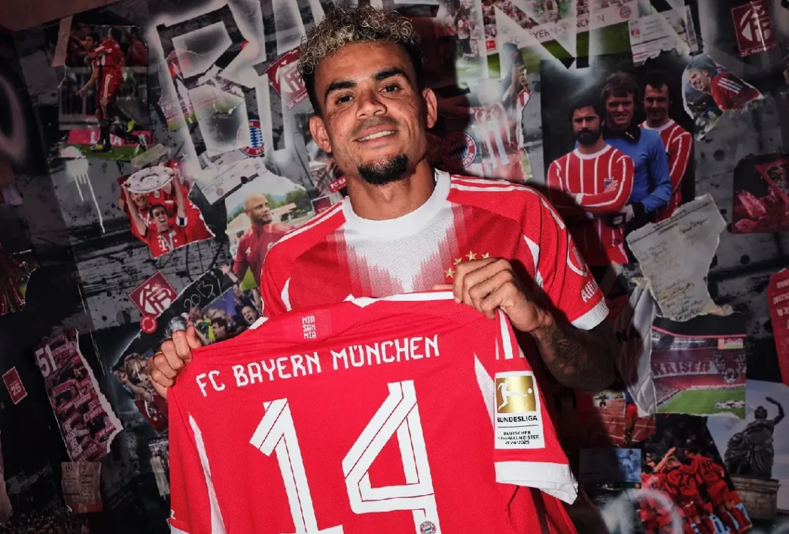 Luis Díaz junto a la camiseta de FC Bayern München. (FOTO: FC Bayern München)