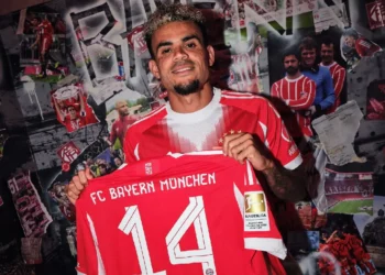 Luis Díaz junto a la camiseta de FC Bayern München. (FOTO: FC Bayern München)