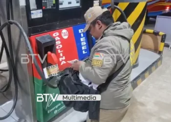 La FELCC precinta la estación de servicio. Foto: Captura Bolivia Tv.