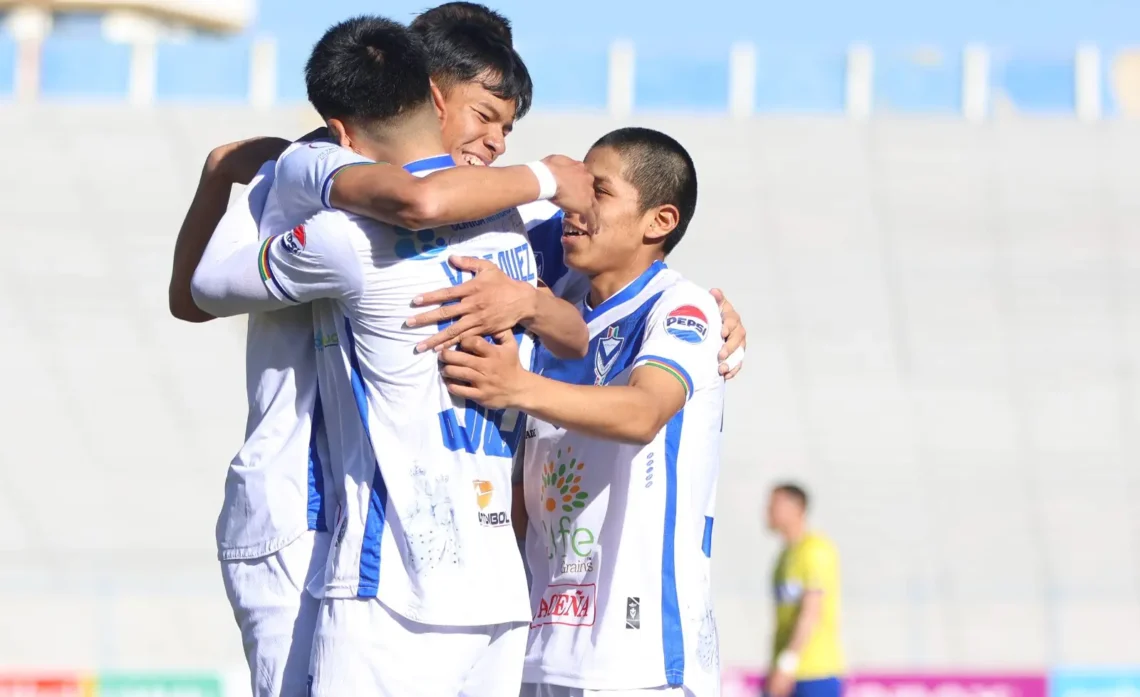 Los jugadores de GV San José celebran uno de sus goles ante ABB este jueves en Oruro (APG).