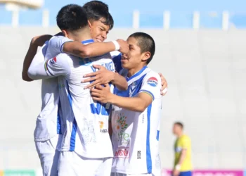 Los jugadores de GV San José celebran uno de sus goles ante ABB este jueves en Oruro (APG).