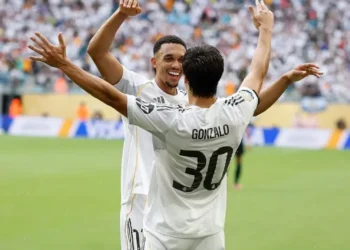 Gonzalo García (de espaldas) celebra con su compañero el gol del triunfo (AFP).