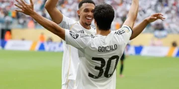 Gonzalo García (de espaldas) celebra con su compañero el gol del triunfo (AFP).