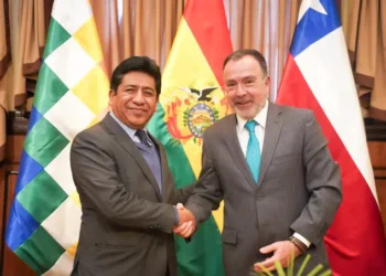 Elmer Catarina, viceministro de Relaciones Exteriores, estrecha la mano del cónsul de Chile, Fernando Velasco, tras el anuncio de la donación por parte de Santiago de vacunas contra el sarampión. (Foto: MRE)