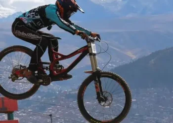 Competidor del “Descenso Urbano: La Paz Challenge Downhill 4000”. Foto: GAMLP