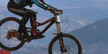 Competidor del “Descenso Urbano: La Paz Challenge Downhill 4000”. Foto: GAMLP