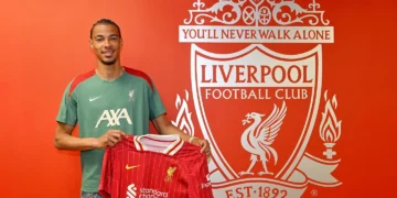 Hugo Ekitike en su presentación con el Liverpool