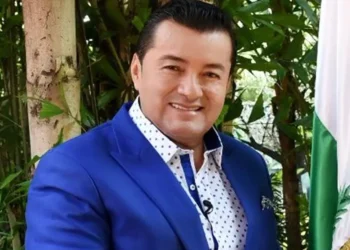 Jhonny Fernández: Líder de la UCS, ha sido alcalde de Santa Cruz y lo es actualmente. Su trayectoria, marcada por fuerte arraigo local y alianzas