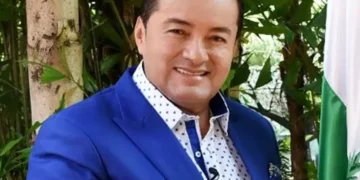 Jhonny Fernández: Líder de la UCS, ha sido alcalde de Santa Cruz y lo es actualmente. Su trayectoria, marcada por fuerte arraigo local y alianzas