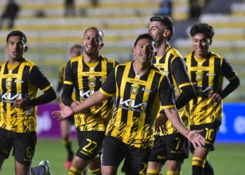John García celebra con sus compañeros uno de los goles en la paliza del Tigre a Tomayapo este sábado en el Hernando Siles (APG).