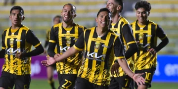 John García celebra con sus compañeros uno de los goles en la paliza del Tigre a Tomayapo este sábado en el Hernando Siles (APG).