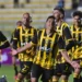 John García celebra con sus compañeros uno de los goles en la paliza del Tigre a Tomayapo este sábado en el Hernando Siles (APG).