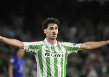 Johnny Cardoso durante un partido con el Betis contra el Atlético de Madrid en la Liga española. (FOTO: AFP)