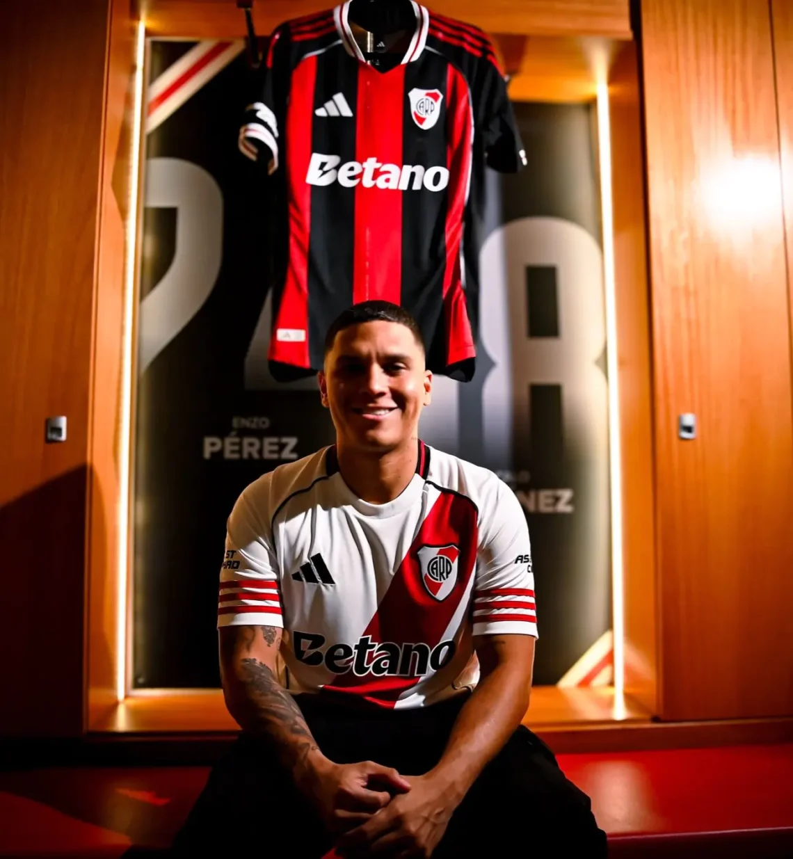 El volante colombiano Juan Fernando Quinteros con la casaca de River (River Plate)