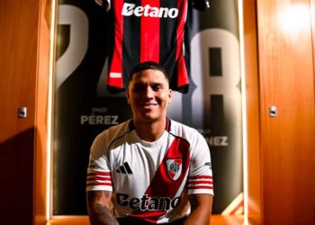 El volante colombiano Juan Fernando Quinteros con la casaca de River (River Plate)