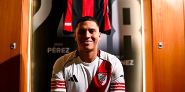 El volante colombiano Juan Fernando Quinteros con la casaca de River (River Plate)
