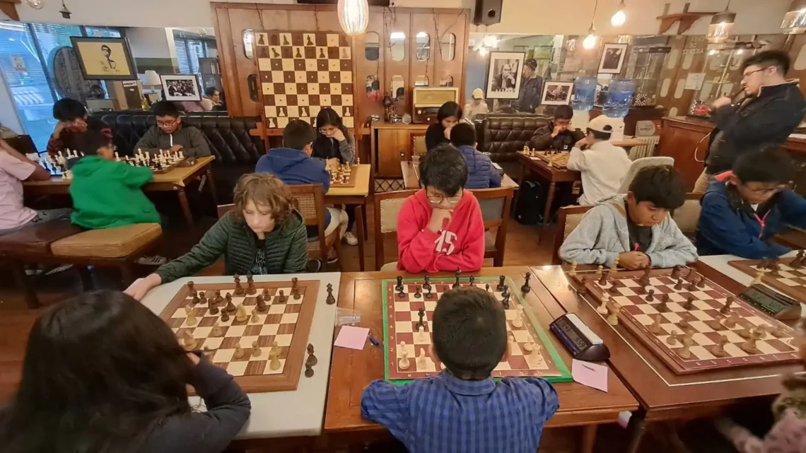 Escena de un torneo de ajedrez del Club Blitz
