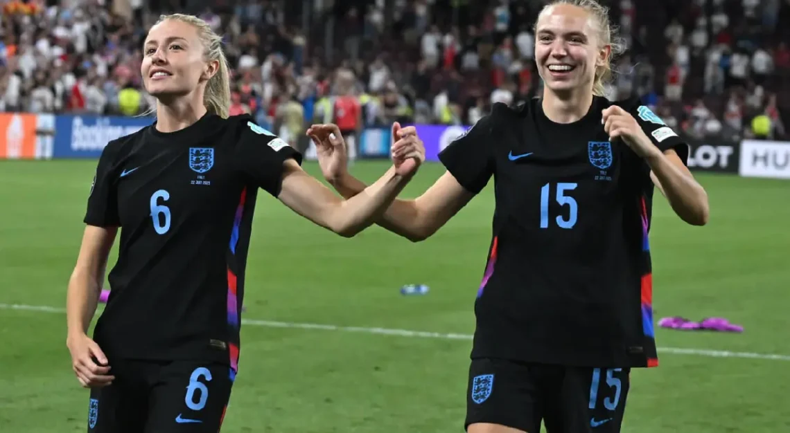 Leah Williamson y Esme Morgan celebran el triunfo de Inglaterra sobre Italia en semifinales de la Eurocopa. (FOTO: AFP)