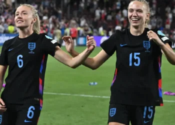 Leah Williamson y Esme Morgan celebran el triunfo de Inglaterra sobre Italia en semifinales de la Eurocopa. (FOTO: AFP)