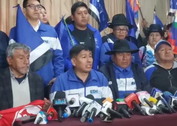 Grover García, jefe del MAS, y otros dirigentes en conferencia de prensa.
Foto: Captura