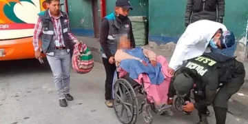 Personal de la Policía y funcionarios ediles ayudan a la víctima. FOTO: GAMLP