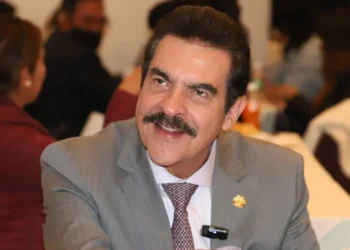 Manfred Reyes Villa: Ex-militar, marcó su carrera política como alcalde de Cochabamba y candidato presidencial. Destaca por su persistencia en la oposición boliviana.