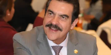 Manfred Reyes Villa: Ex-militar, marcó su carrera política como alcalde de Cochabamba y candidato presidencial. Destaca por su persistencia en la oposición boliviana.