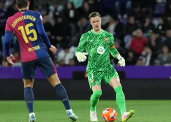 El portero alemán del Barcelona, Marc-André Ter Stegen, controla el balón durante el partido de fútbol de la liga española. (FOTO: AFP)