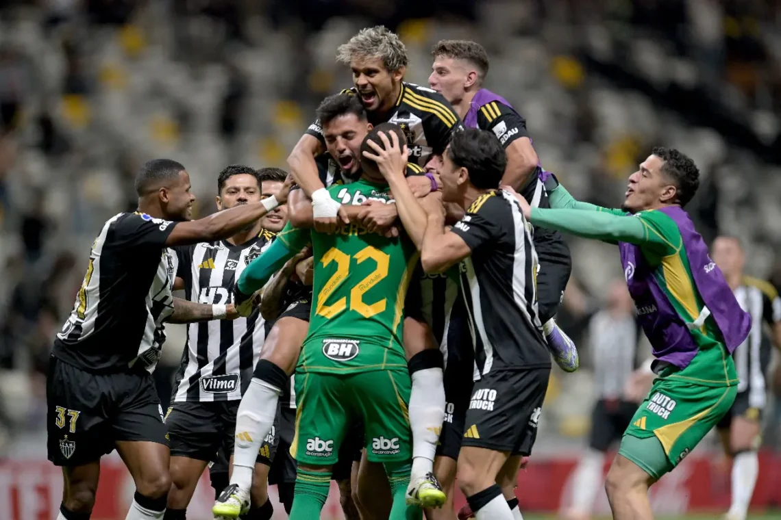 La 'montaña' de la alegría de los jugadores del Atlético Mineiro (AFP)