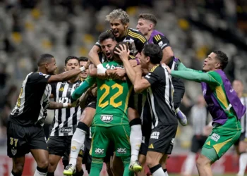 La 'montaña' de la alegría de los jugadores del Atlético Mineiro (AFP)