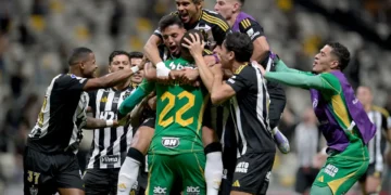 La 'montaña' de la alegría de los jugadores del Atlético Mineiro (AFP)