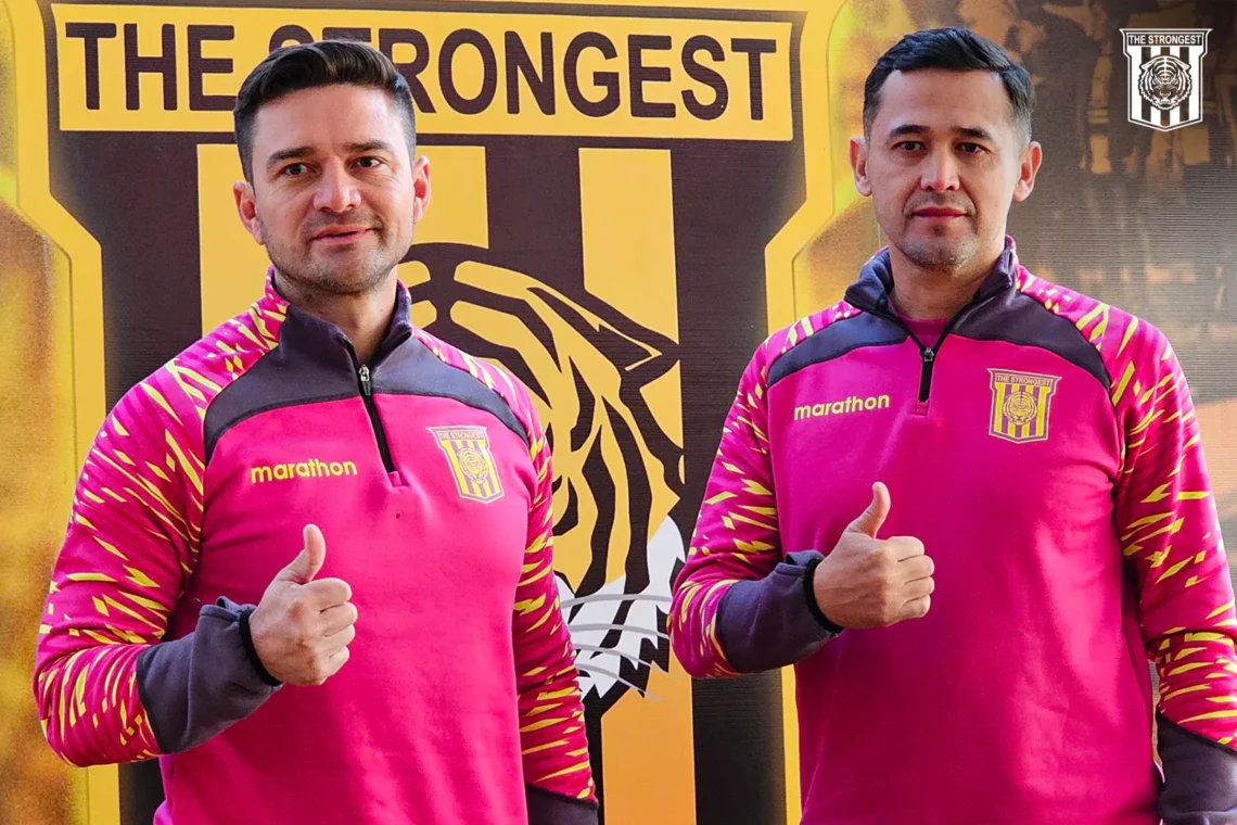 El DT Joaquín Monasterio y su asistente técnico Edivaldo Rojas (The Strongest)